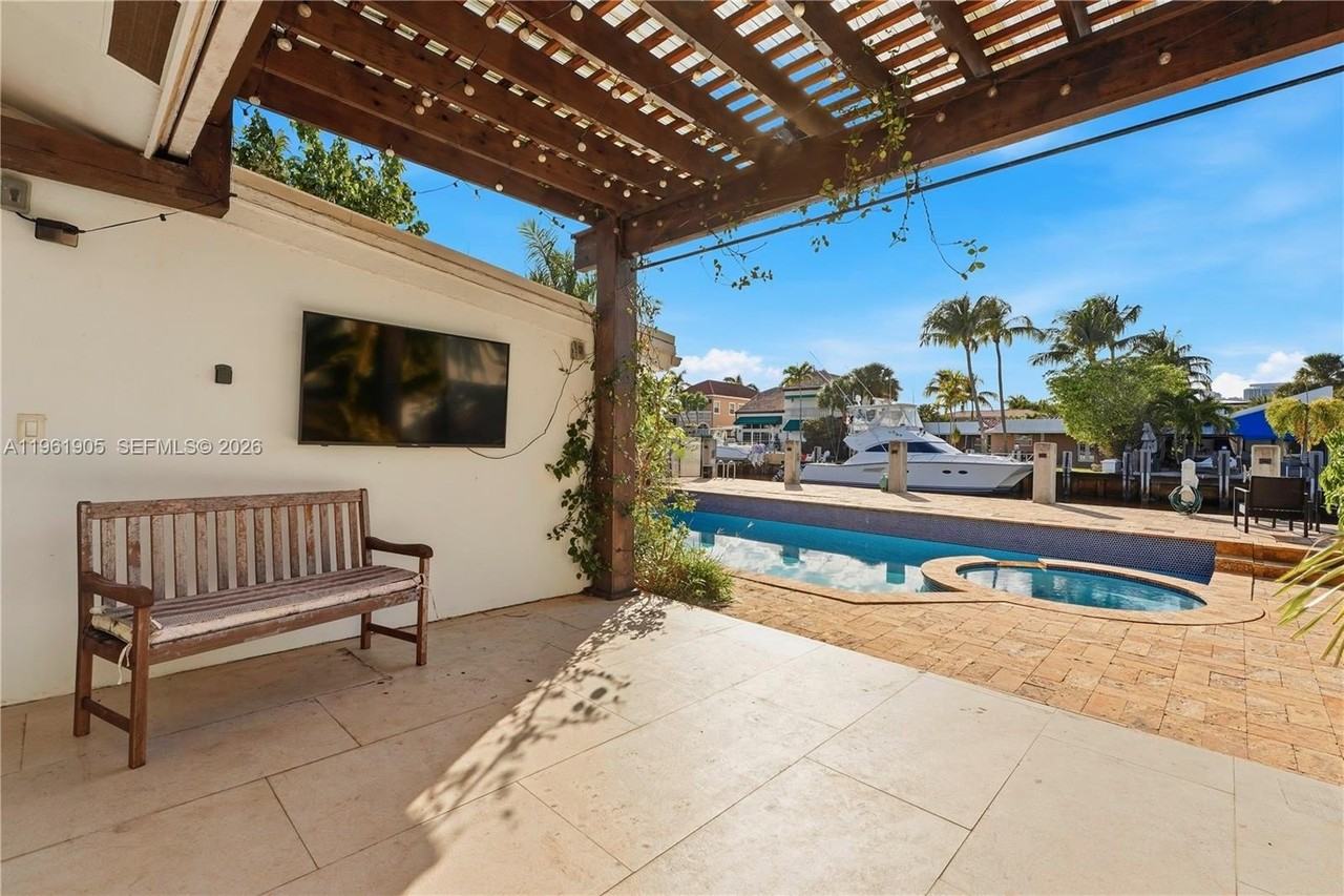 401 Coconut Isle Dr #401 - Photo 3 of 32