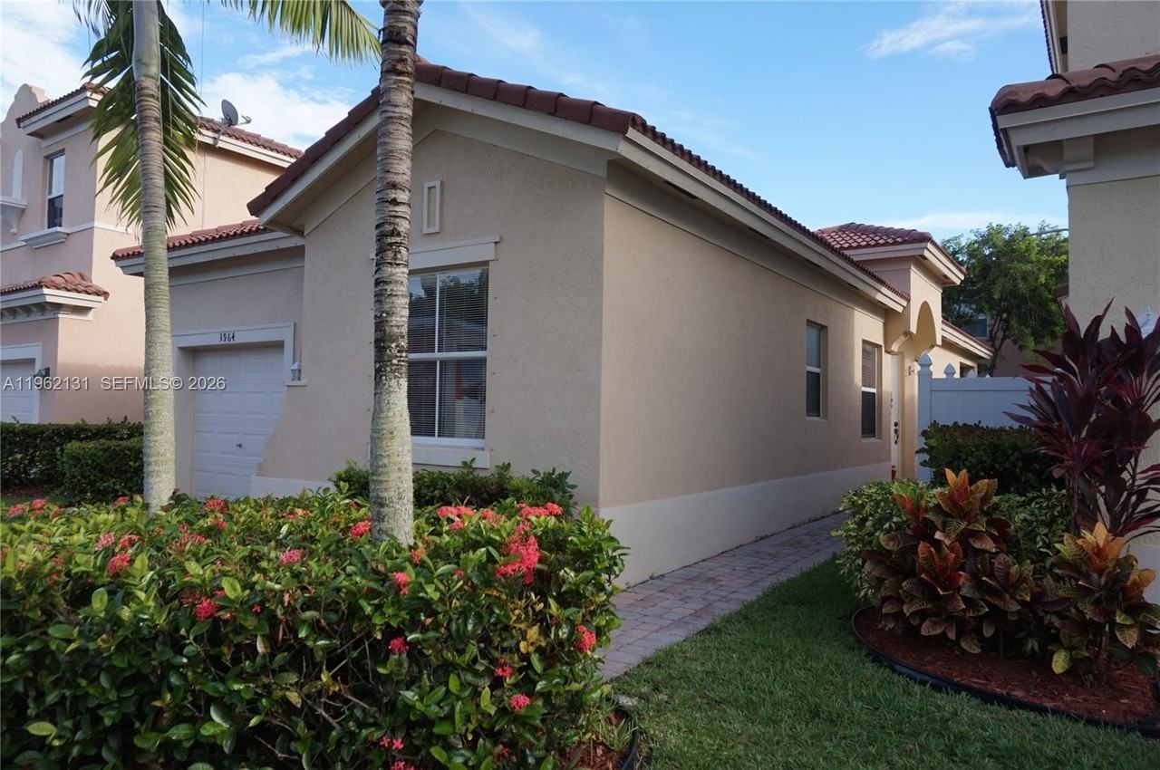 3964 Ne 11th Dr #3964 - Photo 2 of 15