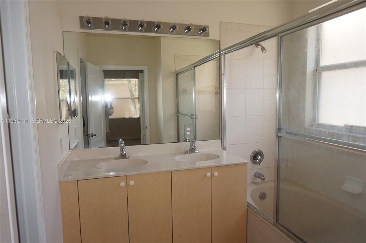 3964 Ne 11th Dr #3964 - Photo 6 of 15