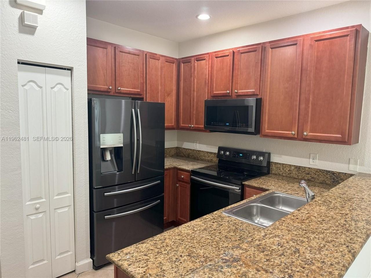 1048 Ne 30th Ave #1048 - Photo 7 of 38