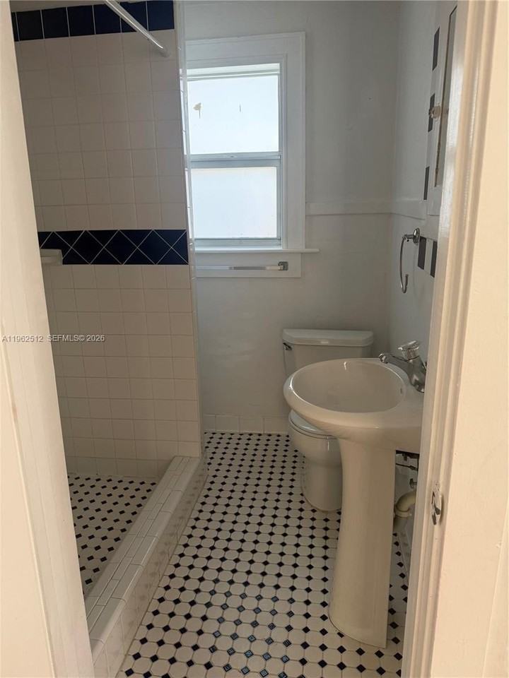 2811 Sw 4th St #2 - Photo 4 of 8