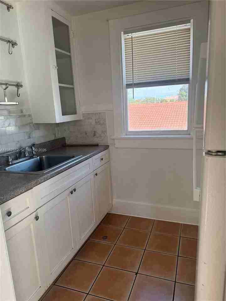 2811 Sw 4th St #2 - Photo 5 of 8