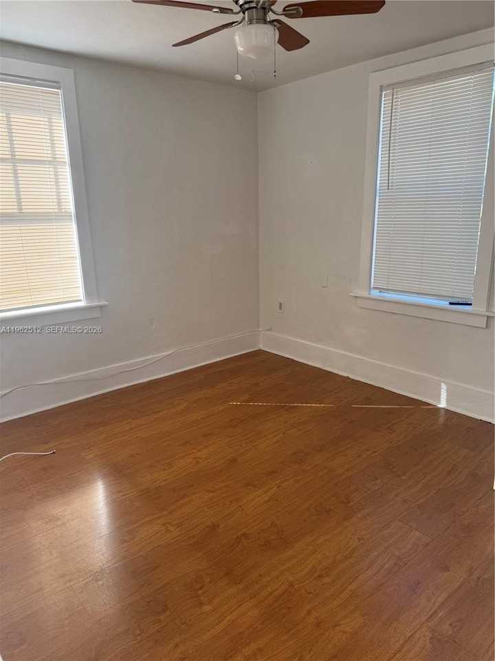 2811 Sw 4th St #2 - Photo 6 of 8