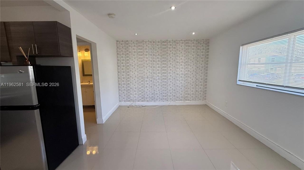 560 Ne 67th St #4 - Photo 2 of 9