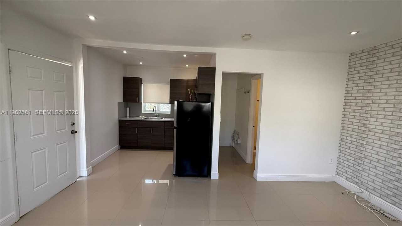 560 Ne 67th St #4 - Photo 3 of 9