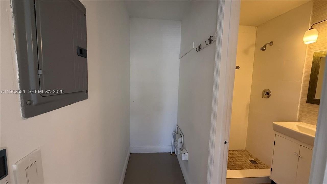 560 Ne 67th St #4 - Photo 5 of 9