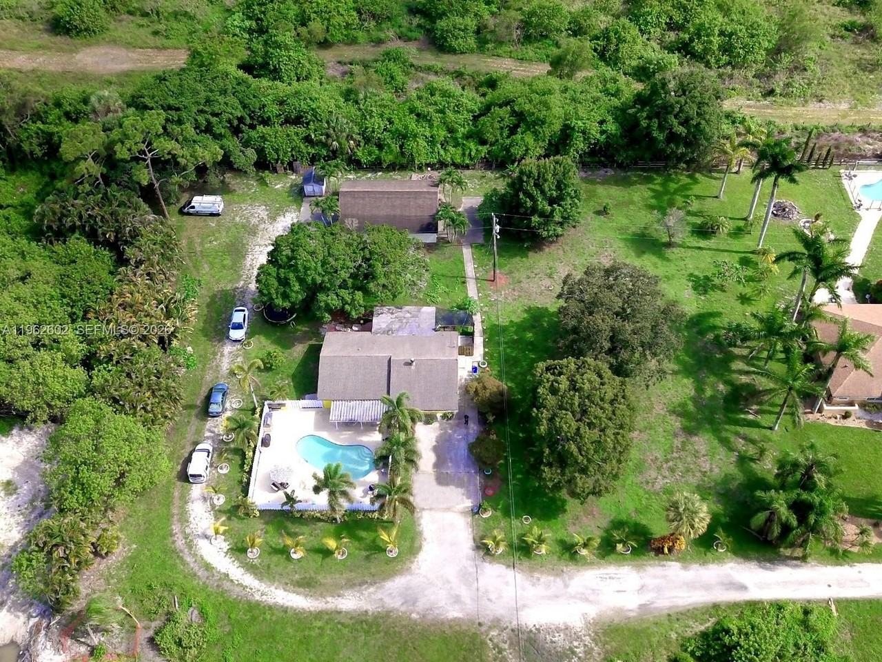 10646 Barn Rd - Photo 2 of 35