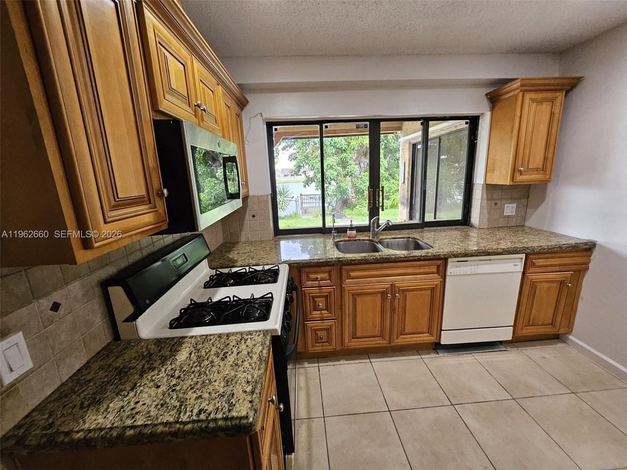 3941 Nw 115th Ter - Photo 5 of 15