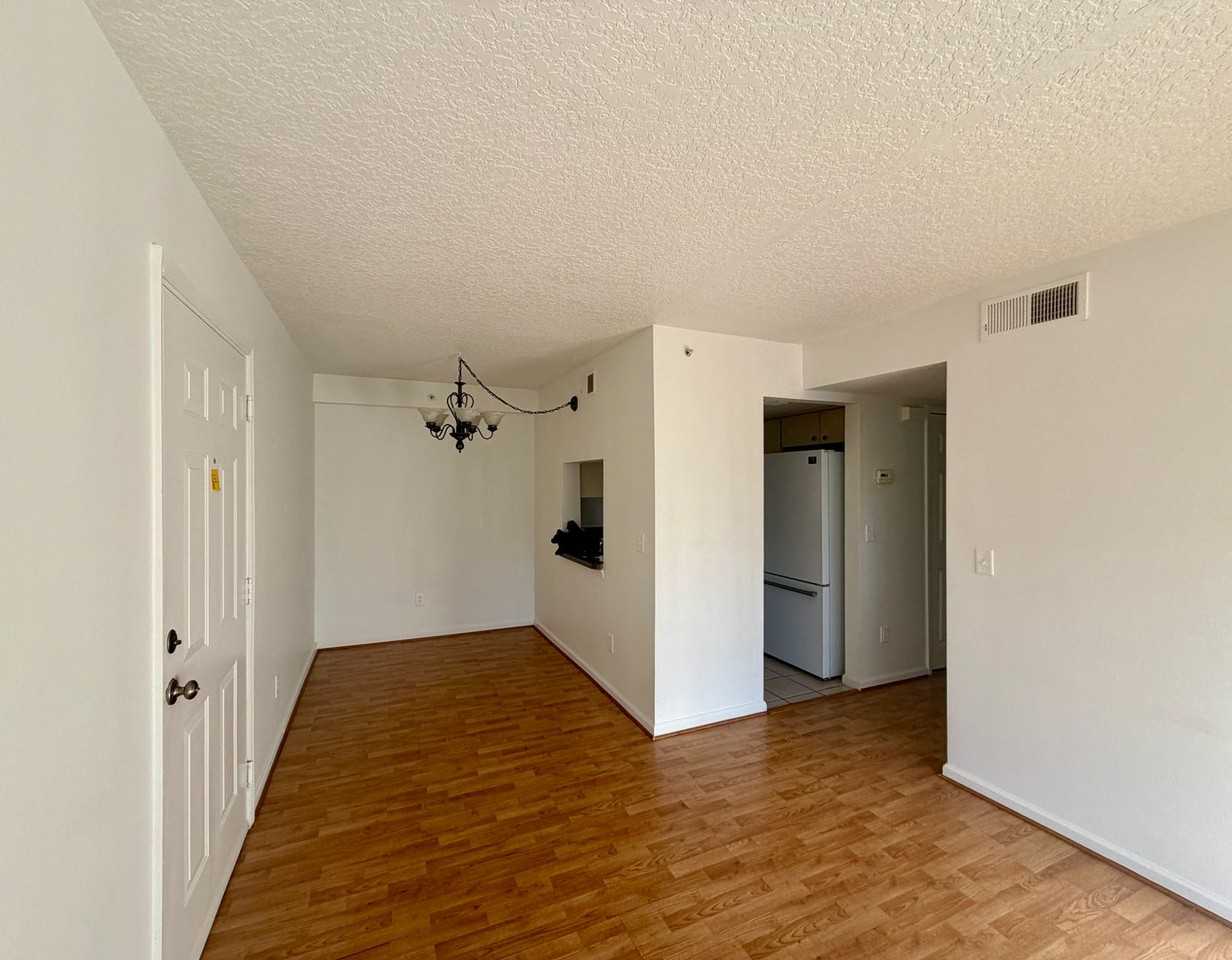 1114 S Pine Ridge Cir #D1 - Photo 2 of 12