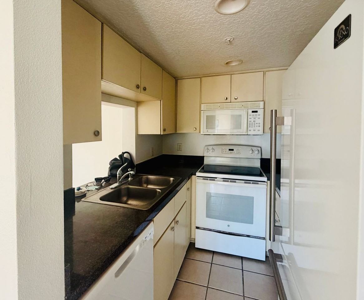 1114 S Pine Ridge Cir #D1 - Photo 3 of 12