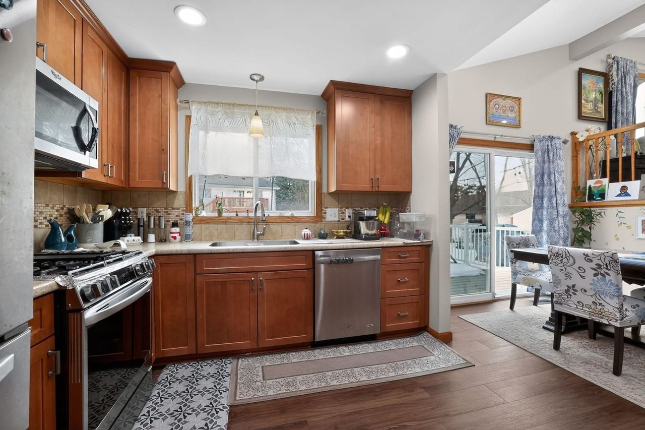 595 Mercury Cir - Photo 4 of 32