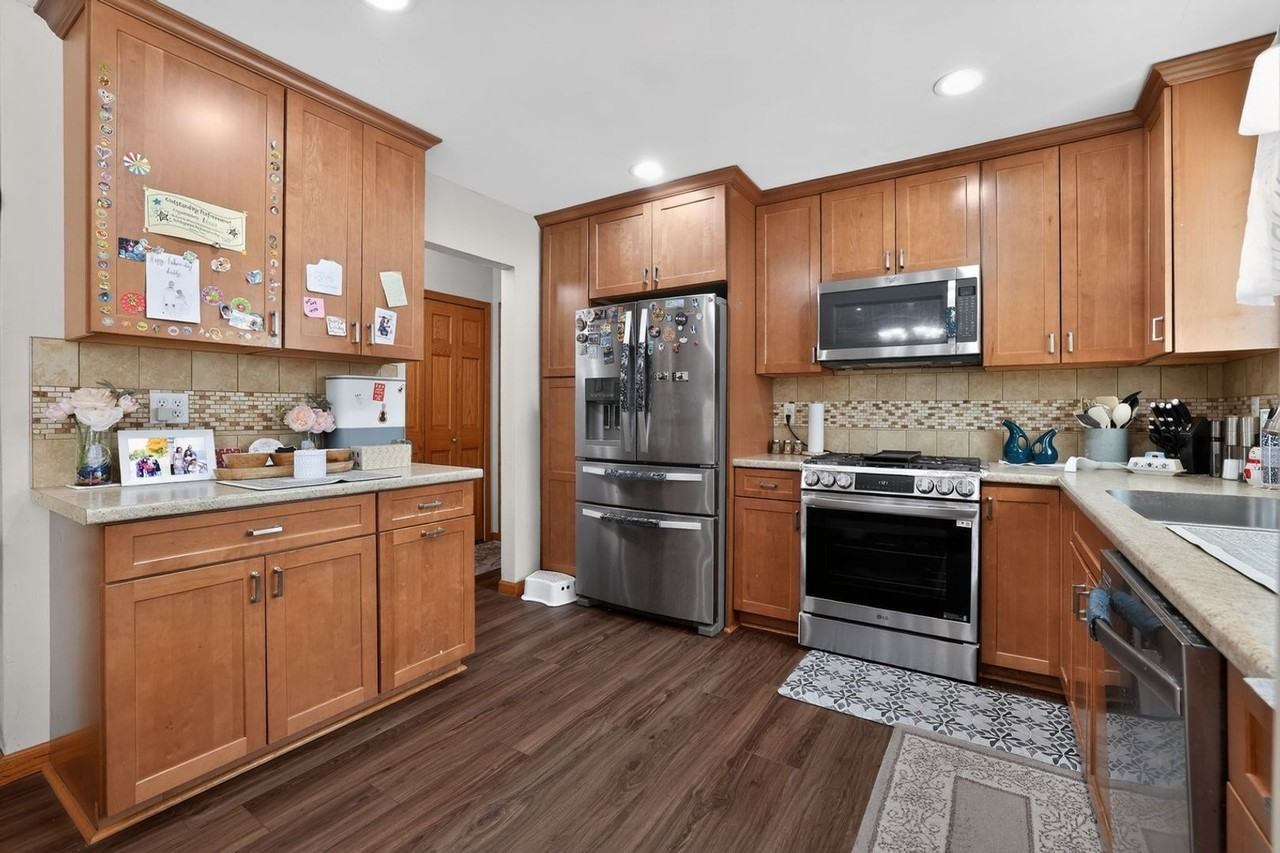 595 Mercury Cir - Photo 5 of 32