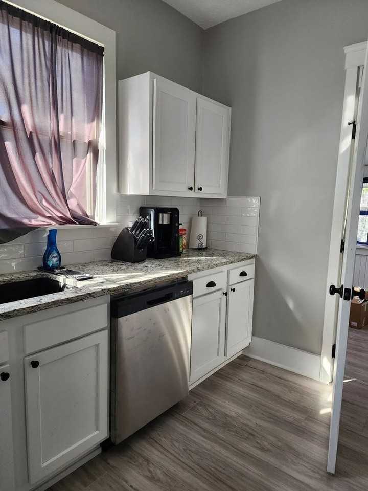 1115 E 8th St - Photo 6 of 20