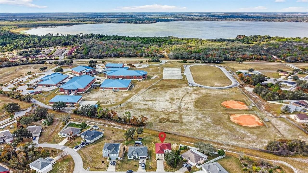 1906 Lakeview Ln - Photo 4 of 28