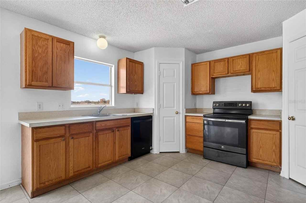 1906 Lakeview Ln - Photo 5 of 28