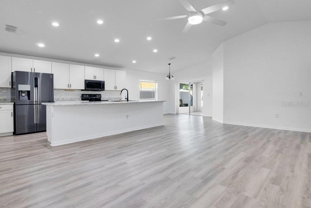 693 Persian Dr - Photo 3 of 32