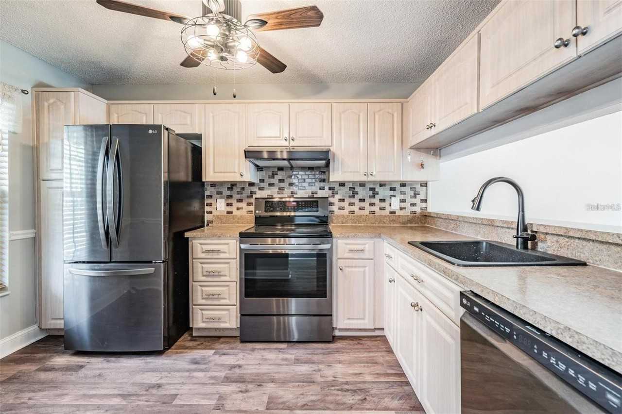 364 Gloucester St - Photo 4 of 29