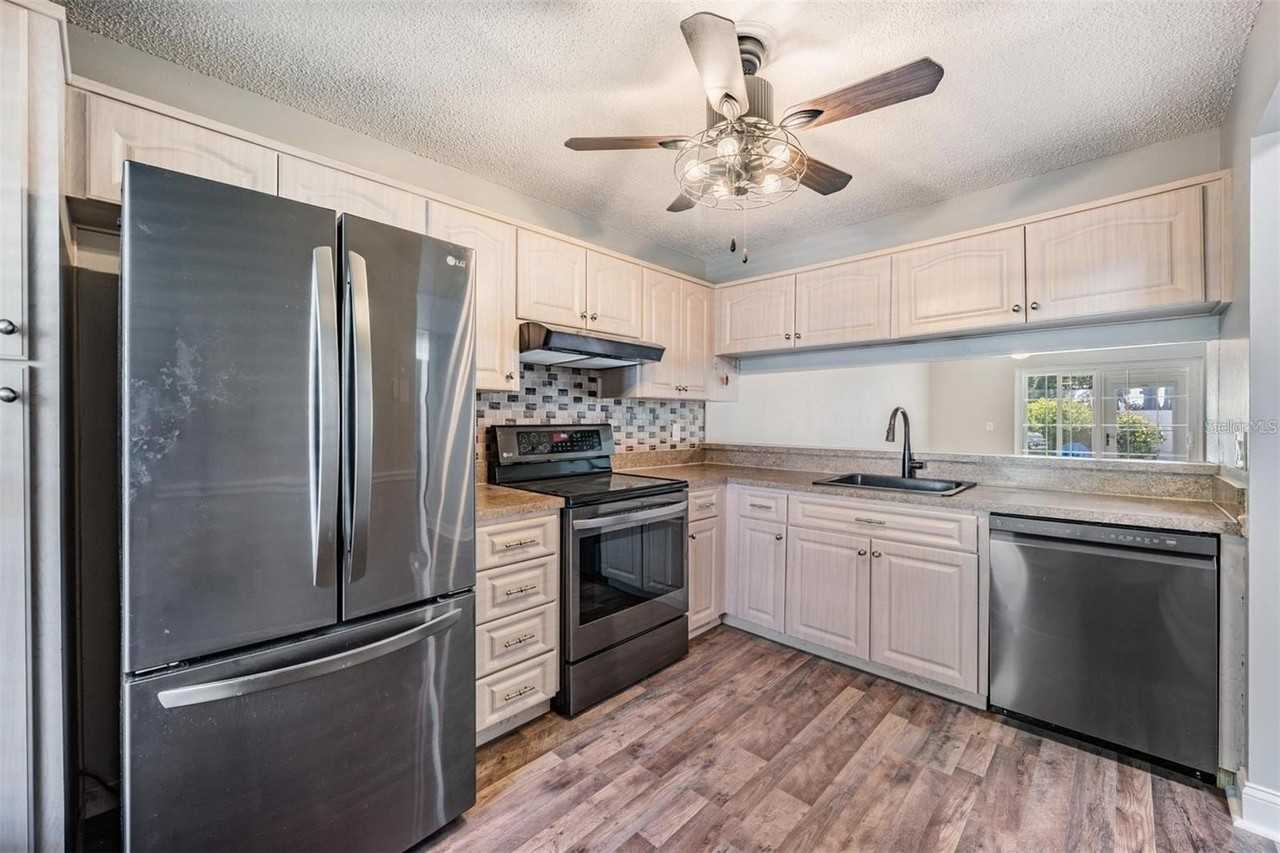 364 Gloucester St - Photo 6 of 29