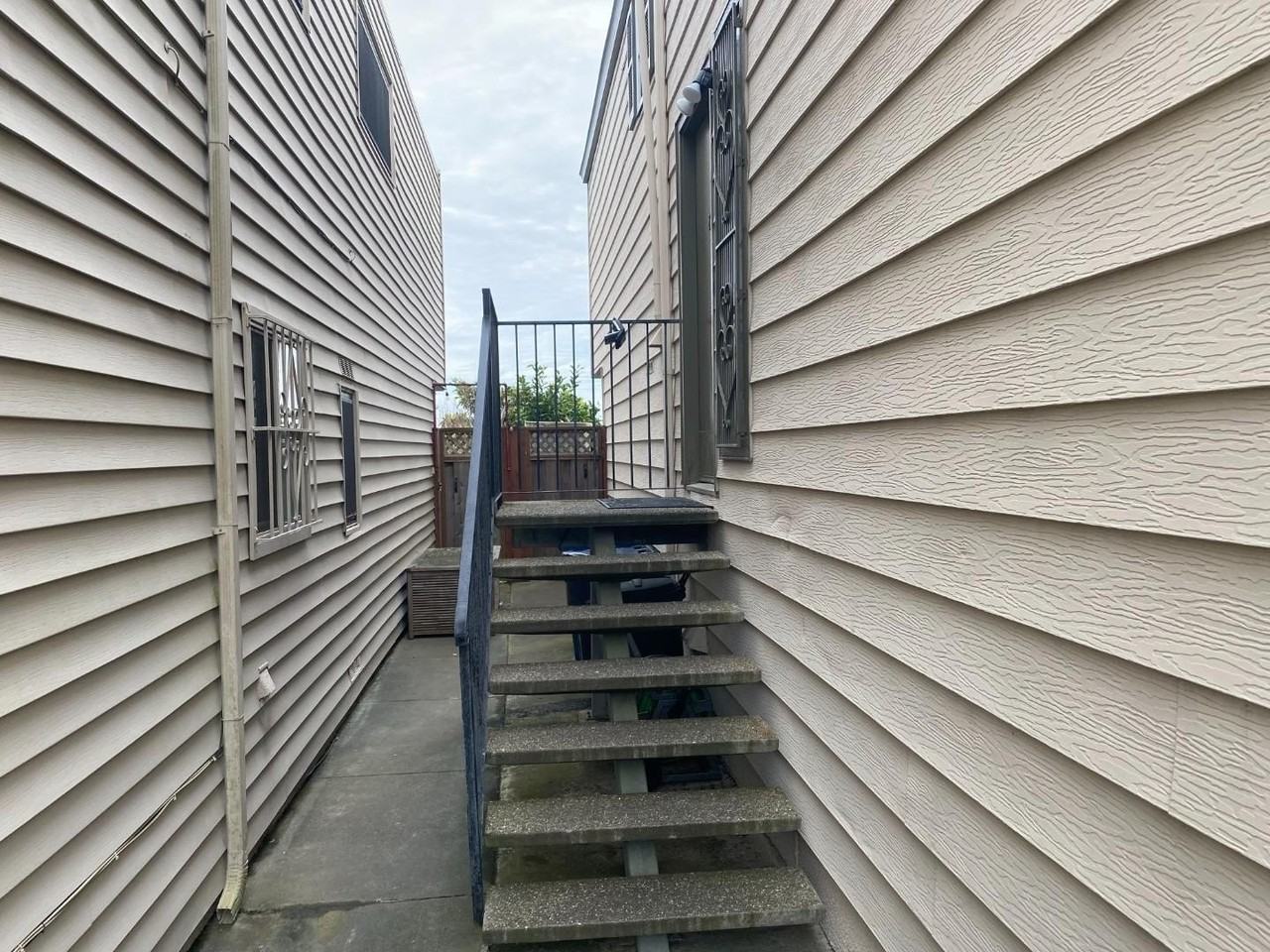81 Camelot Ct - Photo 2 of 25
