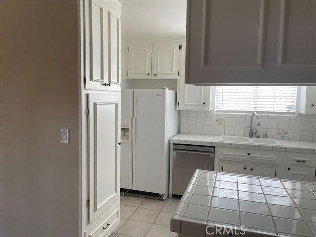 23832 Calvert St - Photo 4 of 8