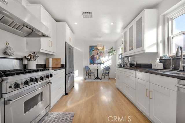 5727 Colbath Ave - Photo 4 of 8