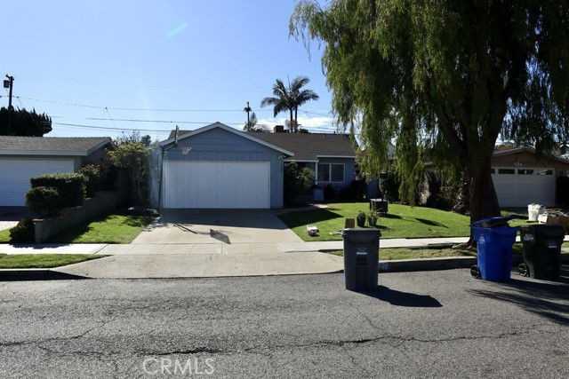 422 Avenue E - Photo 2 of 8