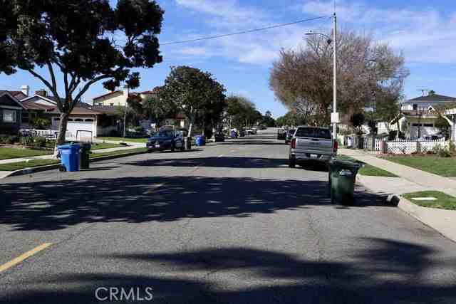 422 Avenue E - Photo 4 of 8