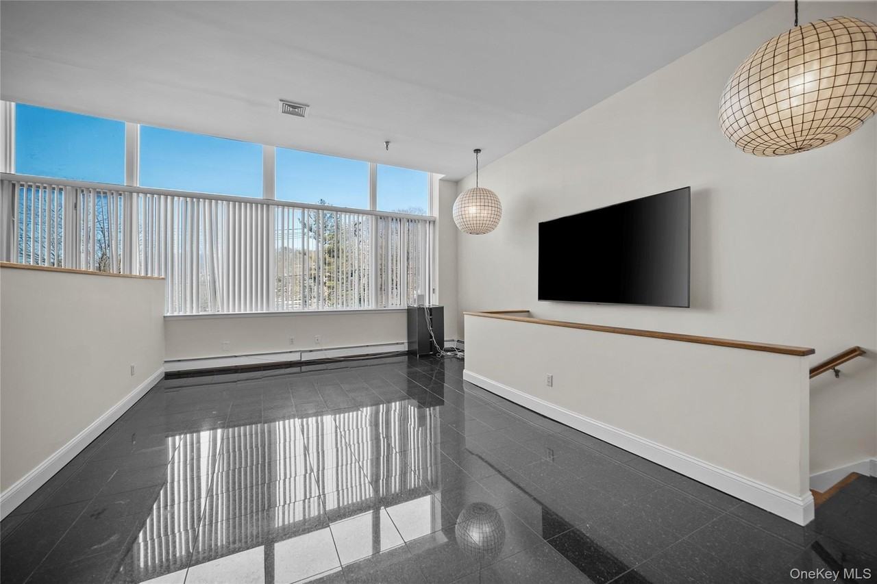 520 Ashford Ave Apt 5 #5 - Photo 2 of 37