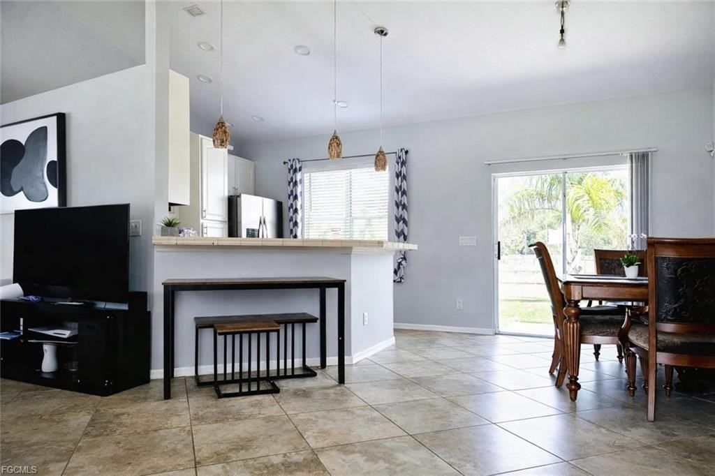 701 Arundel Cir - Photo 3 of 8