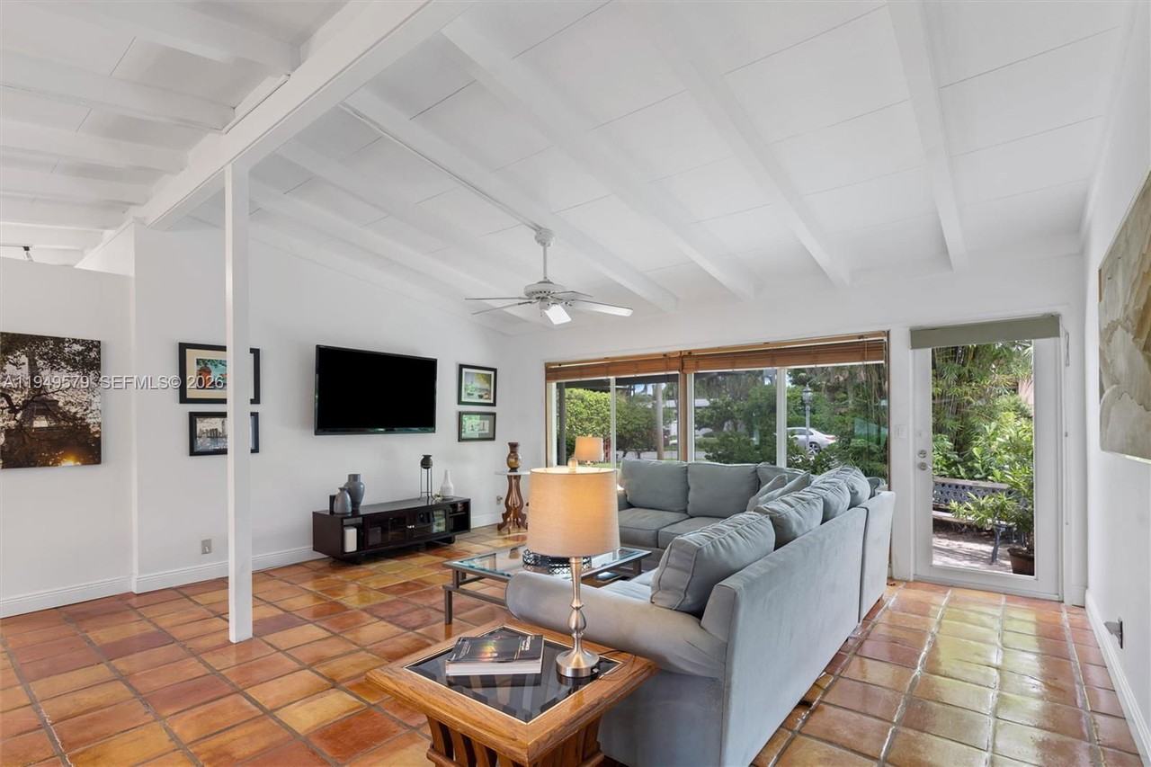 2531 Sugarloaf Ln - Photo 2 of 8