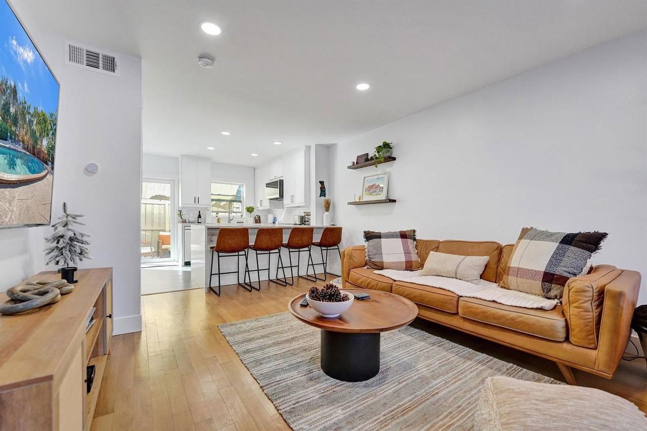 120 Ne 20th Ct - Photo 3 of 8