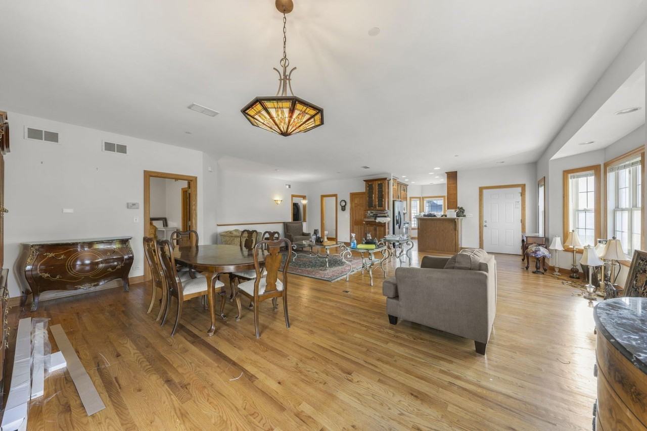 1537 Queen Ann Ln - Photo 2 of 31