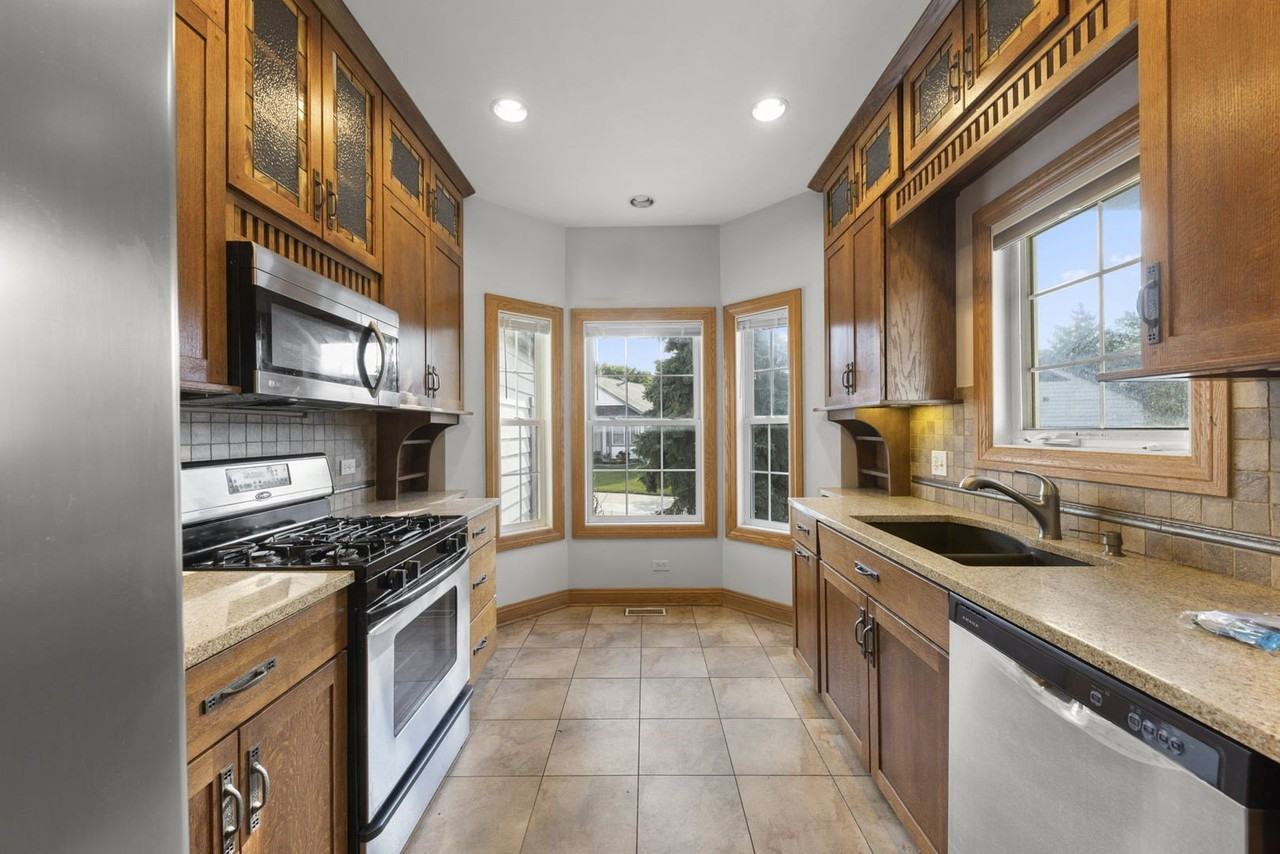 1537 Queen Ann Ln - Photo 5 of 31