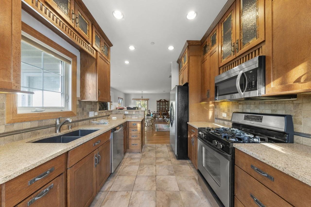 1537 Queen Ann Ln - Photo 7 of 31