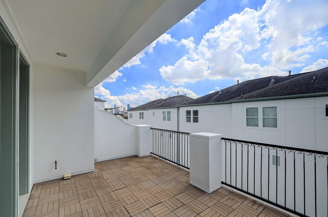 1110 Thompson St - Photo 2 of 32