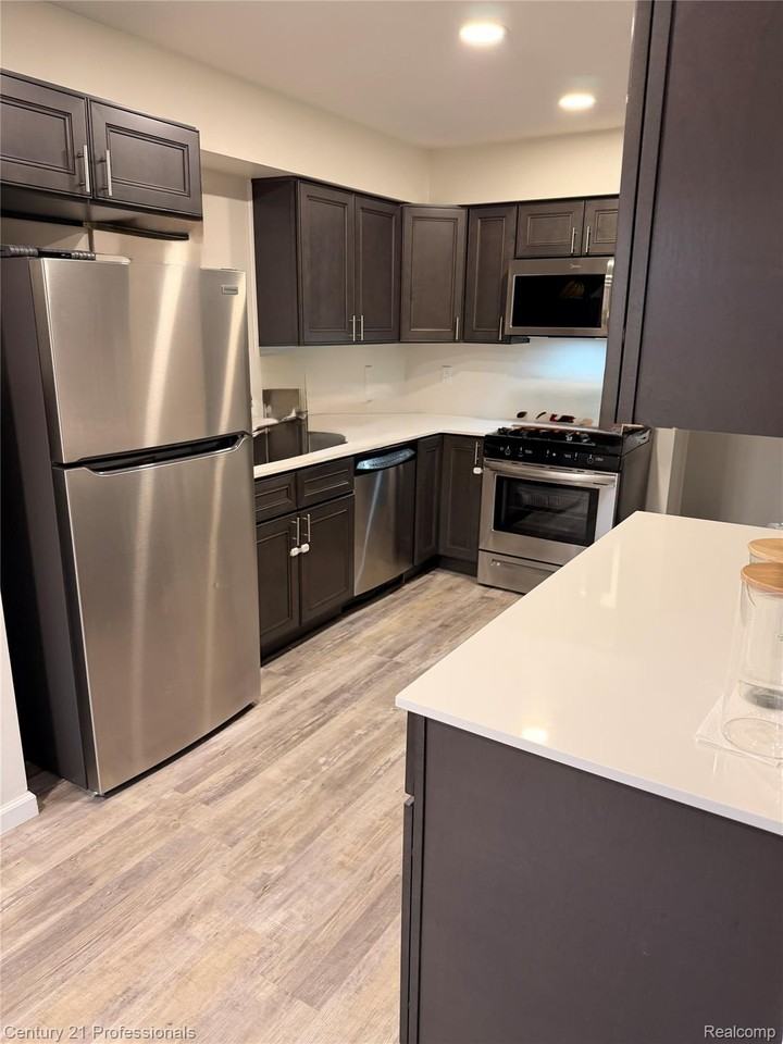 8526 Hampshire Dr - Photo 4 of 19