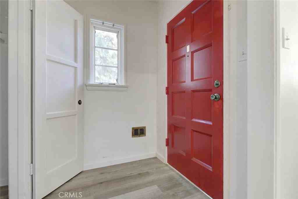 1406 Irving Ave - Photo 3 of 39