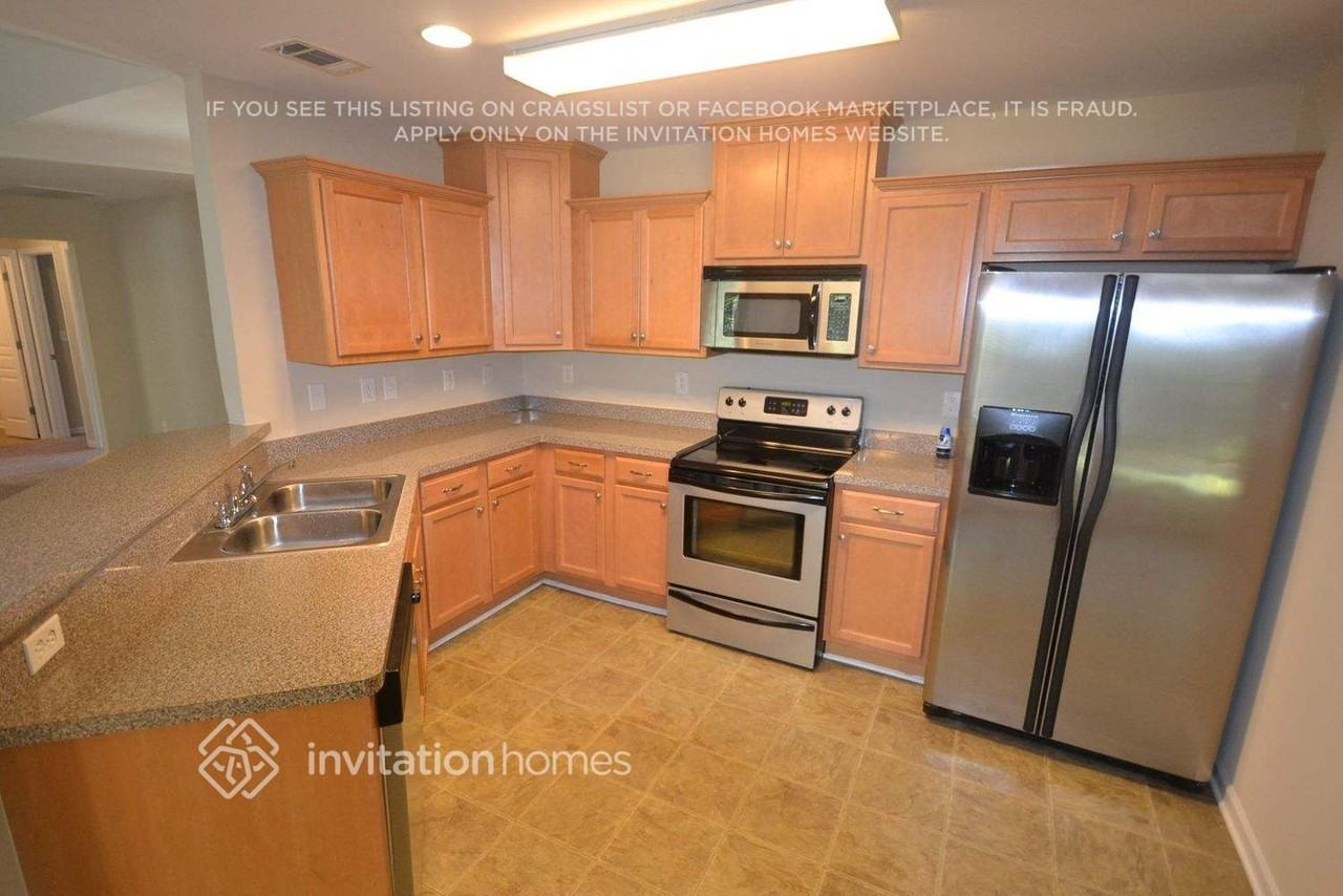 856 Betsy Ross Trl - Photo 3 of 10