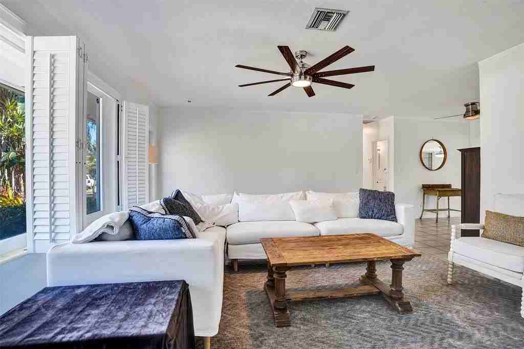 1528 Ne 28th Dr - Photo 4 of 32