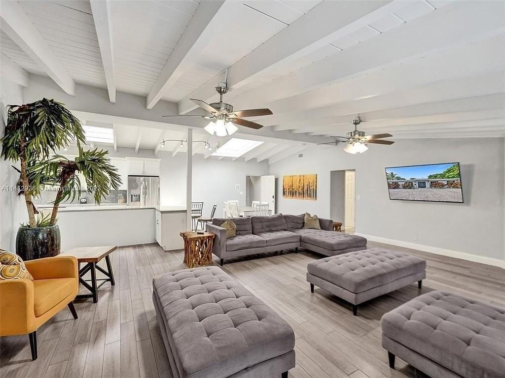 2500 Ne 19th St - Photo 2 of 39