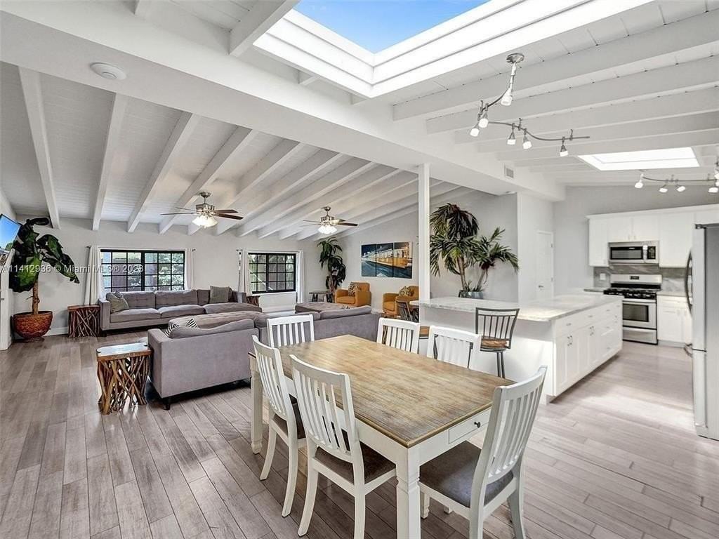 2500 Ne 19th St - Photo 4 of 39