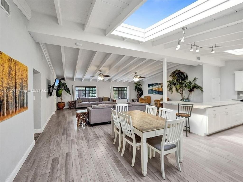 2500 Ne 19th St - Photo 5 of 39