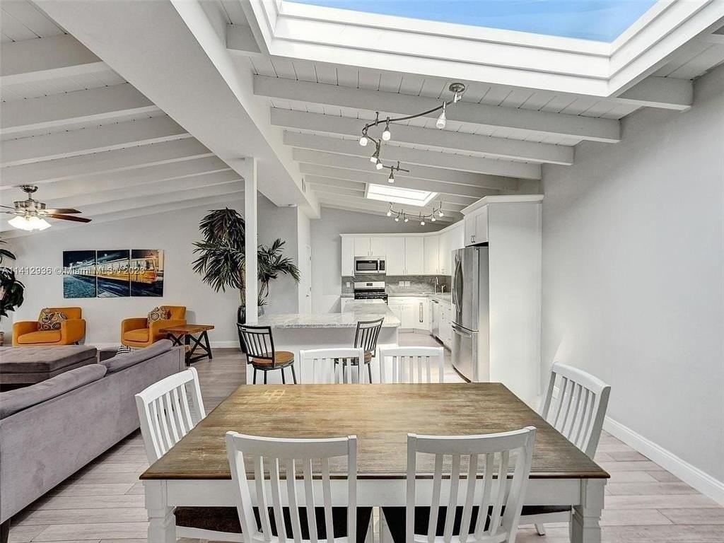 2500 Ne 19th St - Photo 6 of 39