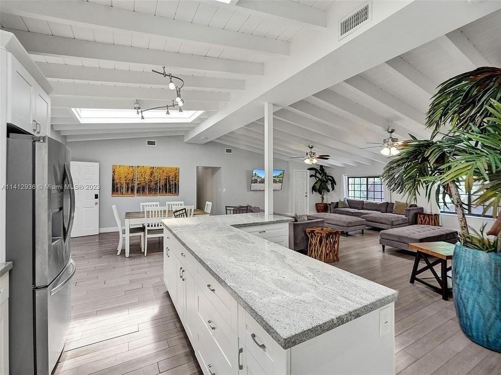 2500 Ne 19th St - Photo 7 of 39