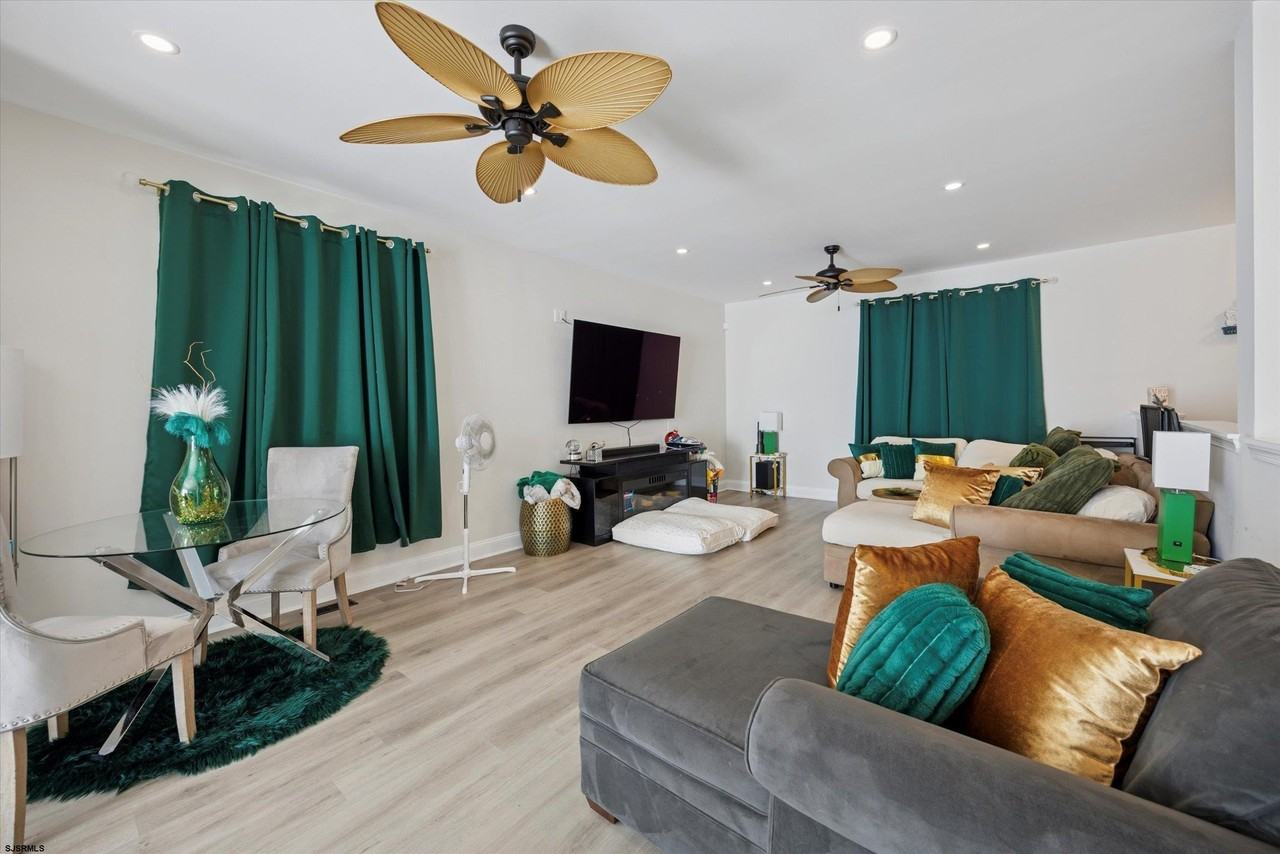 604 N Victoria Ave - Photo 3 of 15