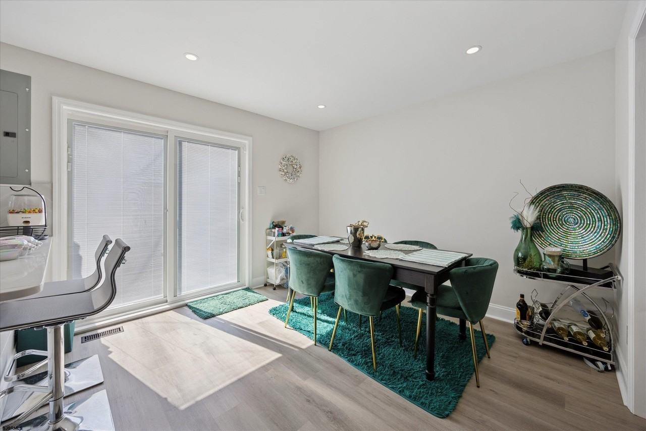 604 N Victoria Ave - Photo 5 of 15