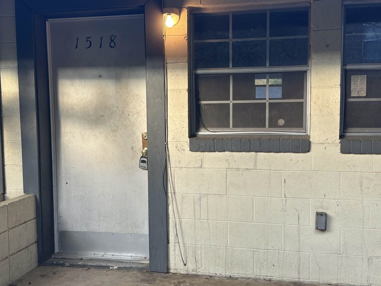 1518 Arizona St - Photo 2 of 9