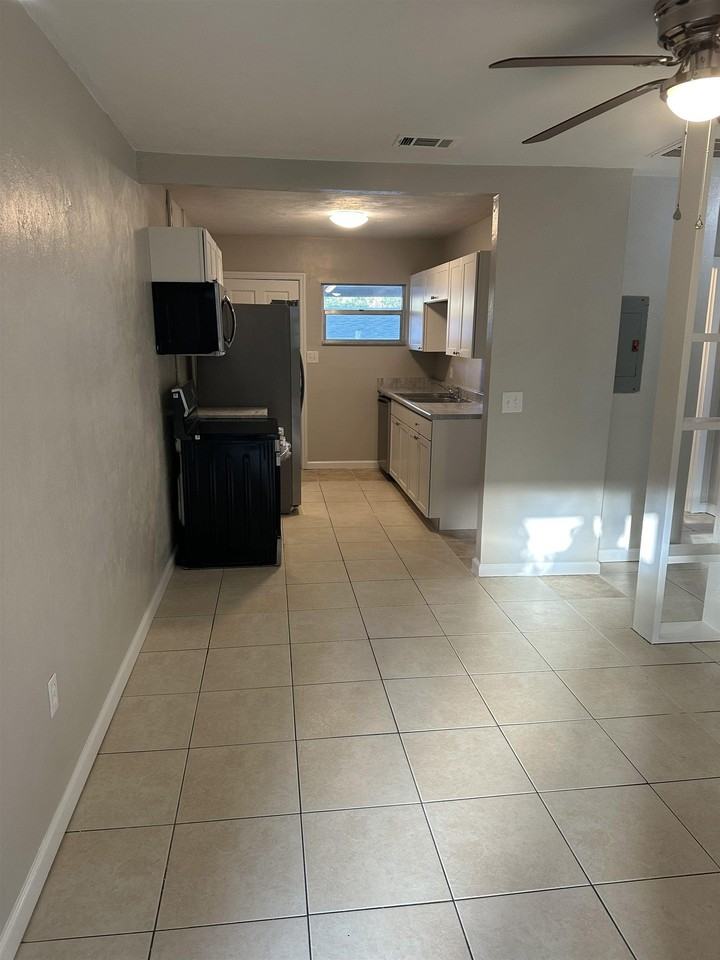 1518 Arizona St - Photo 4 of 9