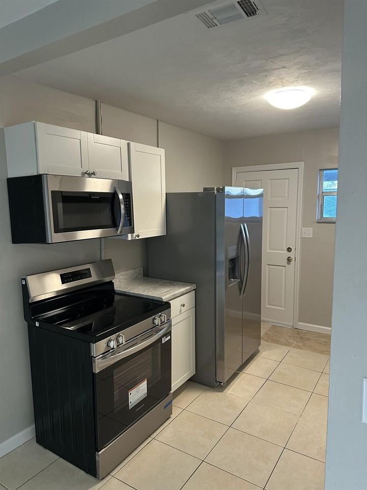 1518 Arizona St - Photo 5 of 9