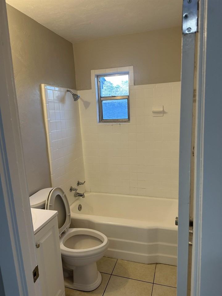 1518 Arizona St - Photo 7 of 9